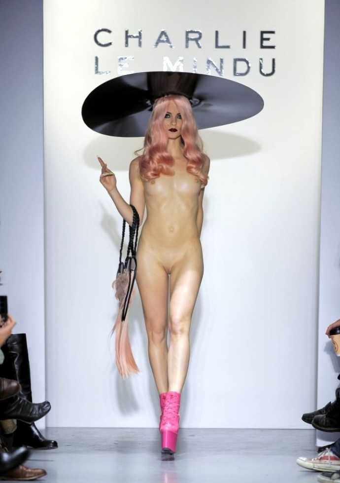 Экстремальная обнаженка моды в Лондоне