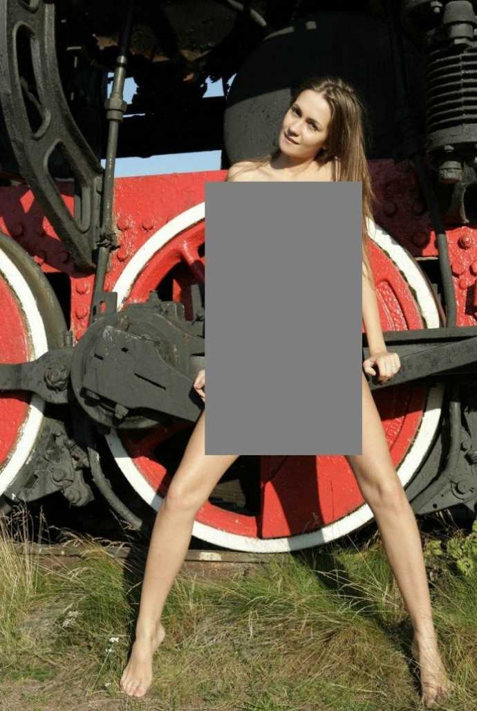 Обнаженная девушка на фоне ретро поезда
