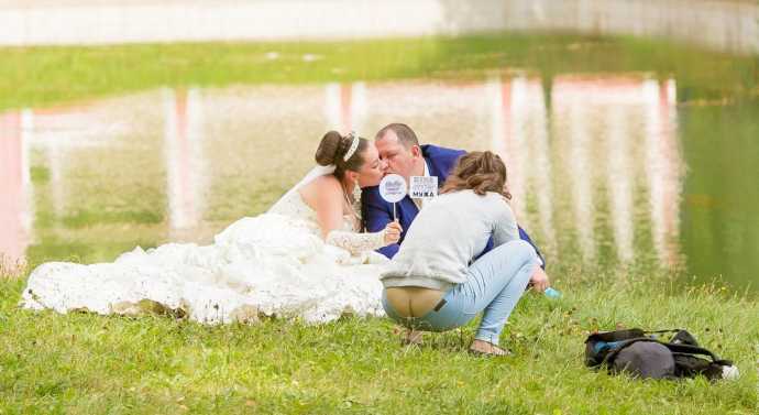 Пошлые фото приколы: жопа фотографа на свадьбе и модные трусы с человечком
