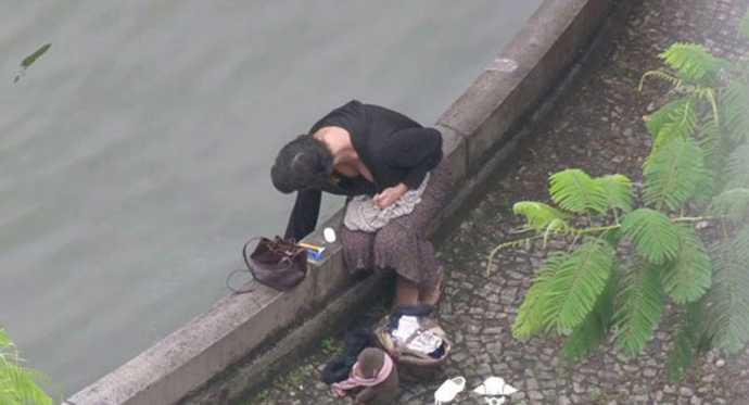 Бомжика решила побрить сиськи