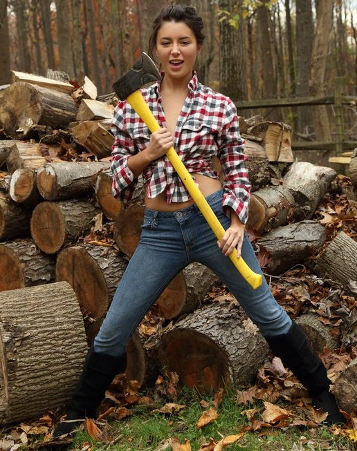 Фото: Дровосечка с юмором из деревни