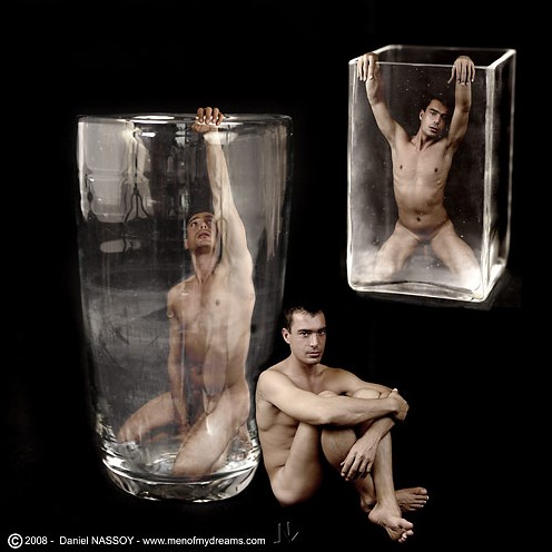 Фото: Голый мужчина в банке