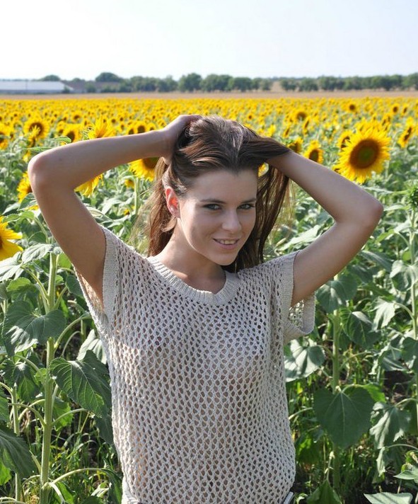 Фото: Эротичная фотосессия в подсолнухах