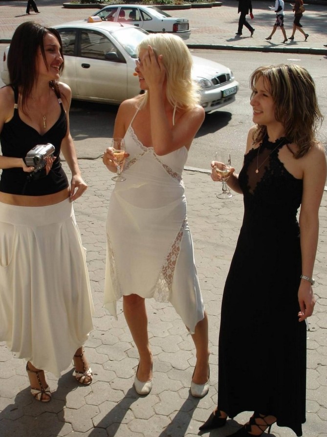 Фото: Лето. У женщин прозрачные наряды