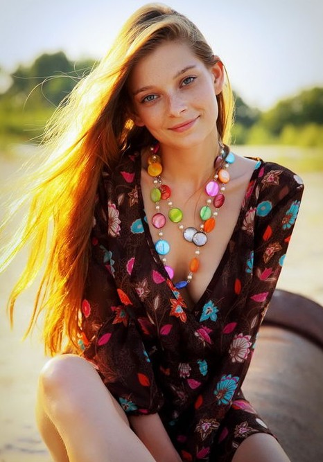 Фото: Рыжая Вика с красивыми бусами
