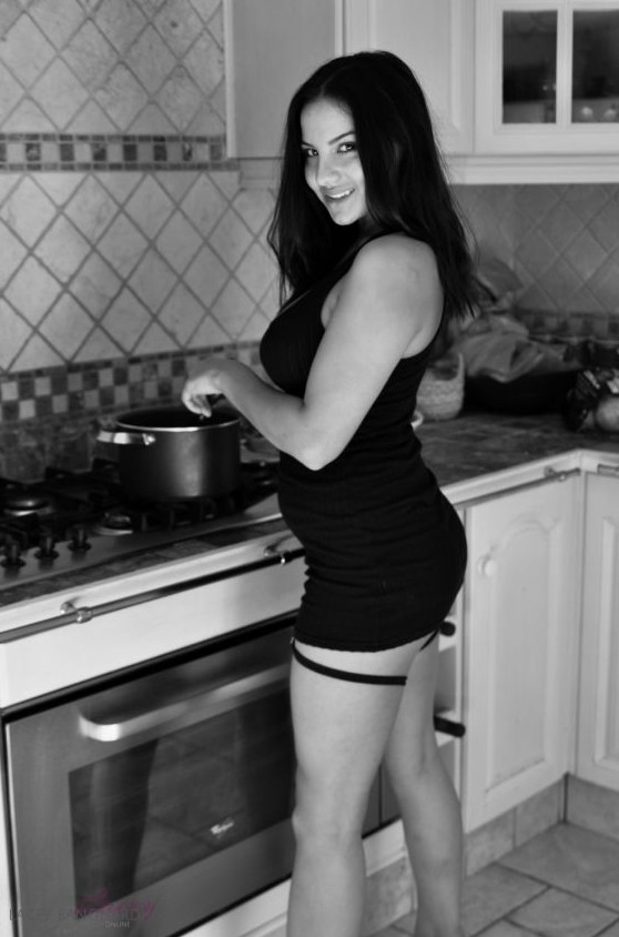 Фото: симпатичная жена, кастрюля и макароны