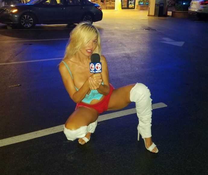 Американская певица русско-французского происхождения Nadeea Volianova позирует возле отеля