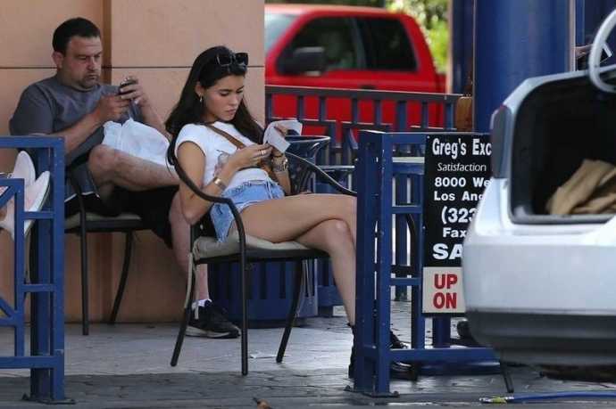 Фото: американская певица Madison Beer в коротеньких шортах