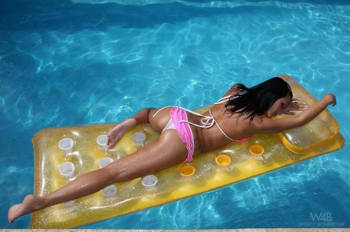 Фото: Angelica Kitten позирует в бассейне