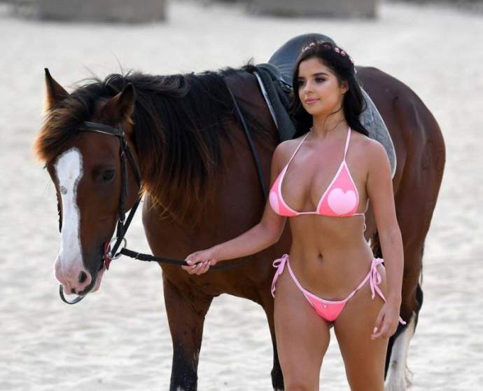 Фото: английская модель Деми Роуз на лошадке