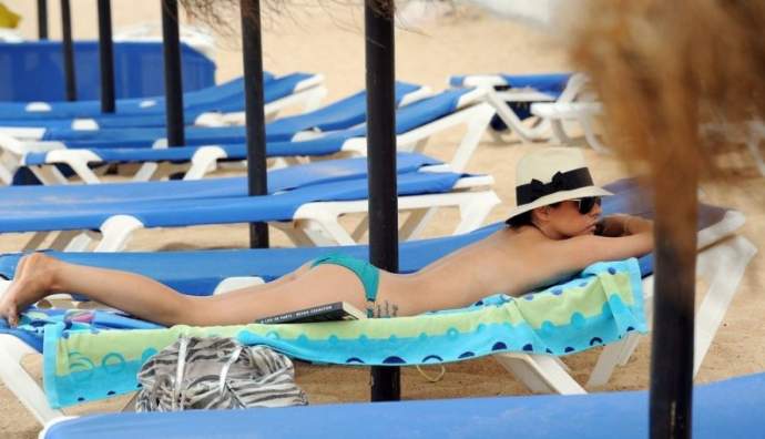 Фото: британская актриса и певица Роксанн Паллетт на отдыхе топлес