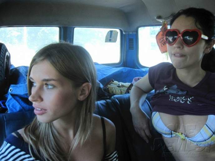 Фото: Девочки устроили веселье на пикничке