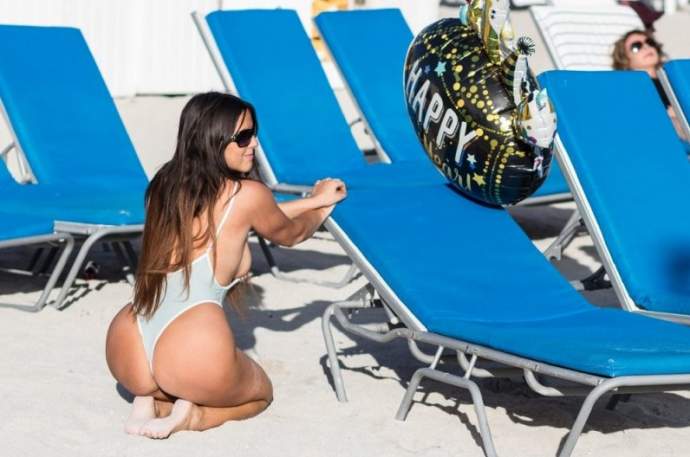 Фото: Клаудия Романи в новогодней фотосессии на пляже