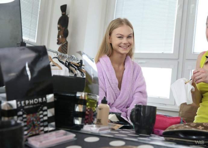 Фото: Ненси готовиться к порно кастингу