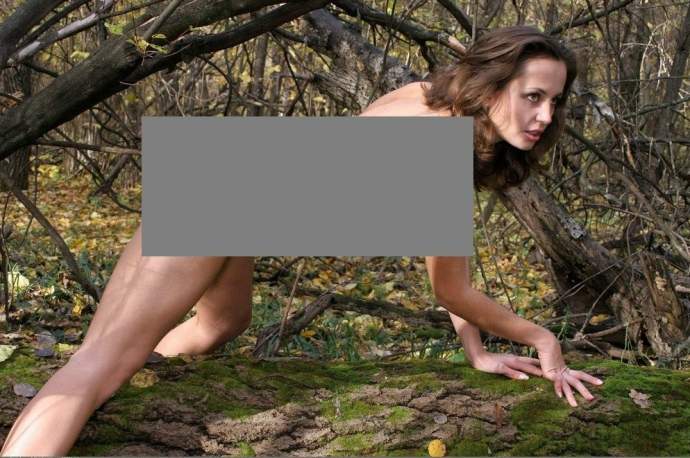 Фото: Обнаженная Маруся позирует в лесу