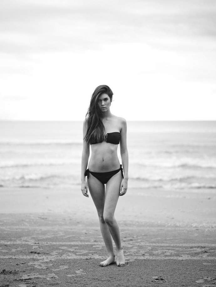 Фото: Обнаженная Victoria R в черно-белой фотосессии на пляже