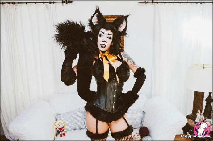 Фото: Одичавшая эмо Minerva Quill в роли собаки