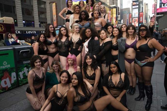 Фото: Полураздетые девушки всех размеров прошлись по Таймс-сквер