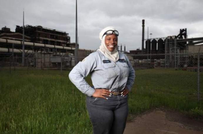 Фото: Силиконовый зад сталелитейщицы