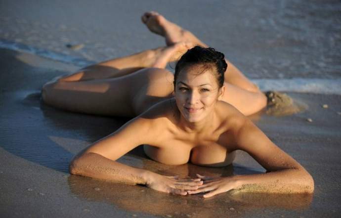 Фото: Сисястая София позирует у кромки моря