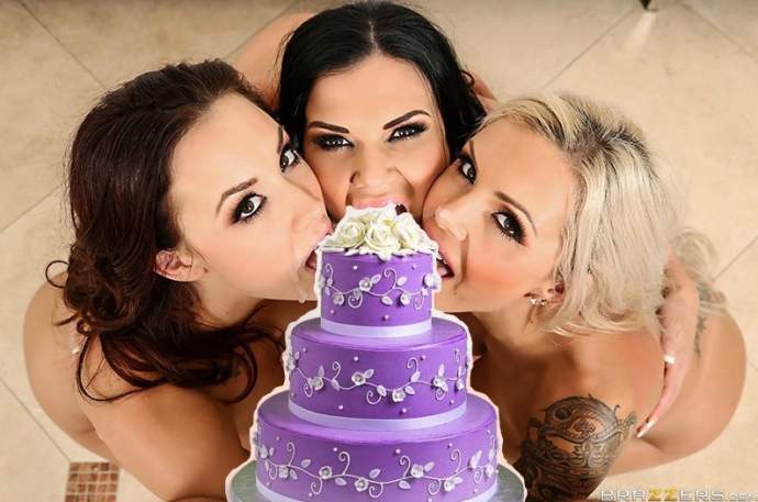 Фото: Смешная эротика с порно студии, а также обычные домашние жёны