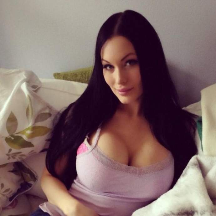 Фото: Вероника Блек очаровательная брюнетка