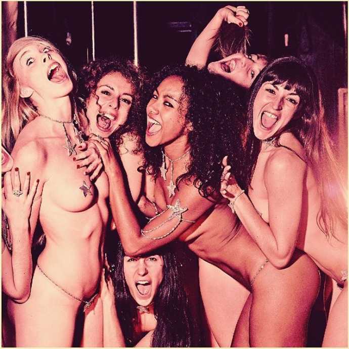 Фото: За кулисами всемирноизвестного парижского кабаре Crazy Horse