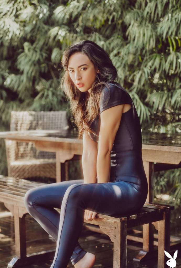 Гаряча модель оголила струнке тіло