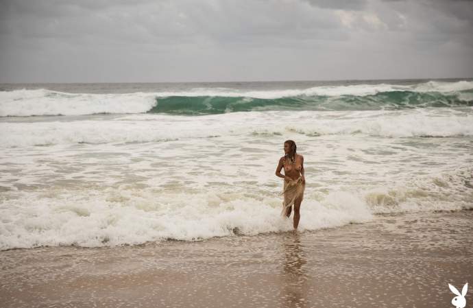 Гола красуня світить принадами на пляжі