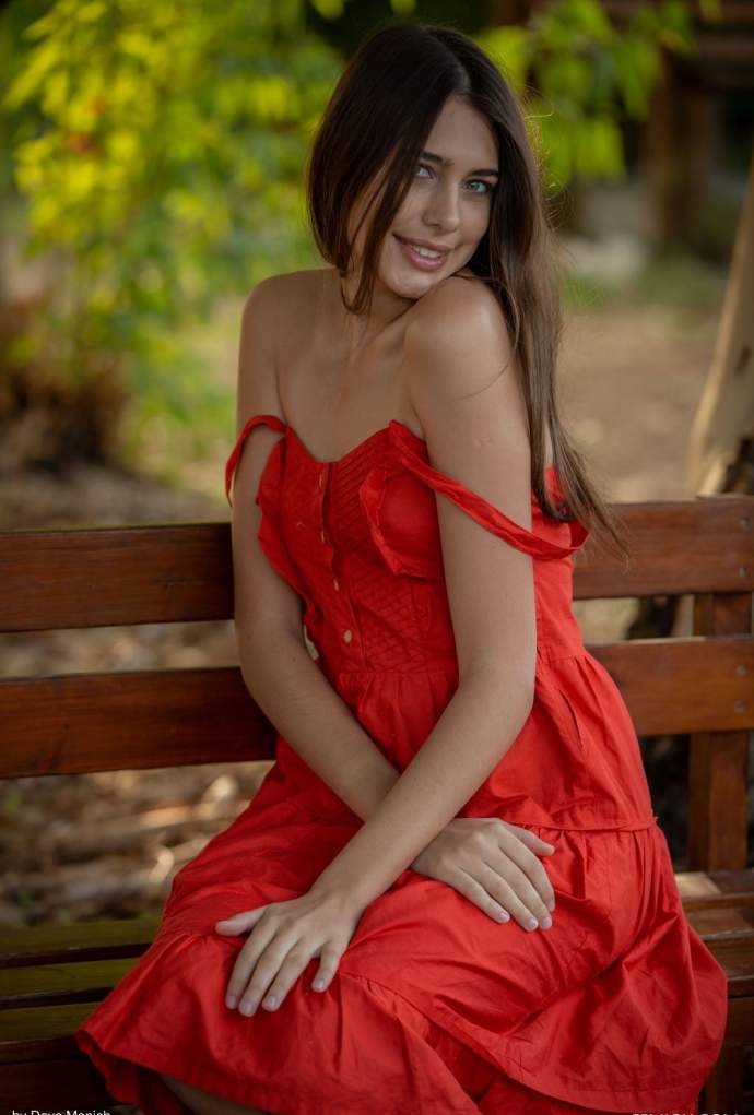 Извращенка роздяглася до гола в парку