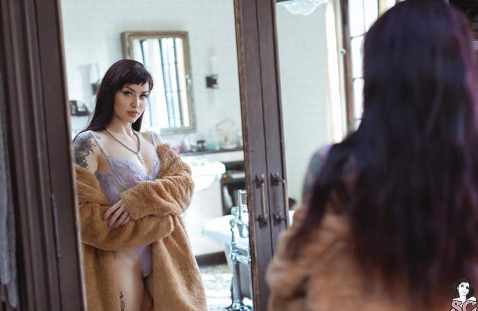 Красива брюнетка з татуюваннями на тілі