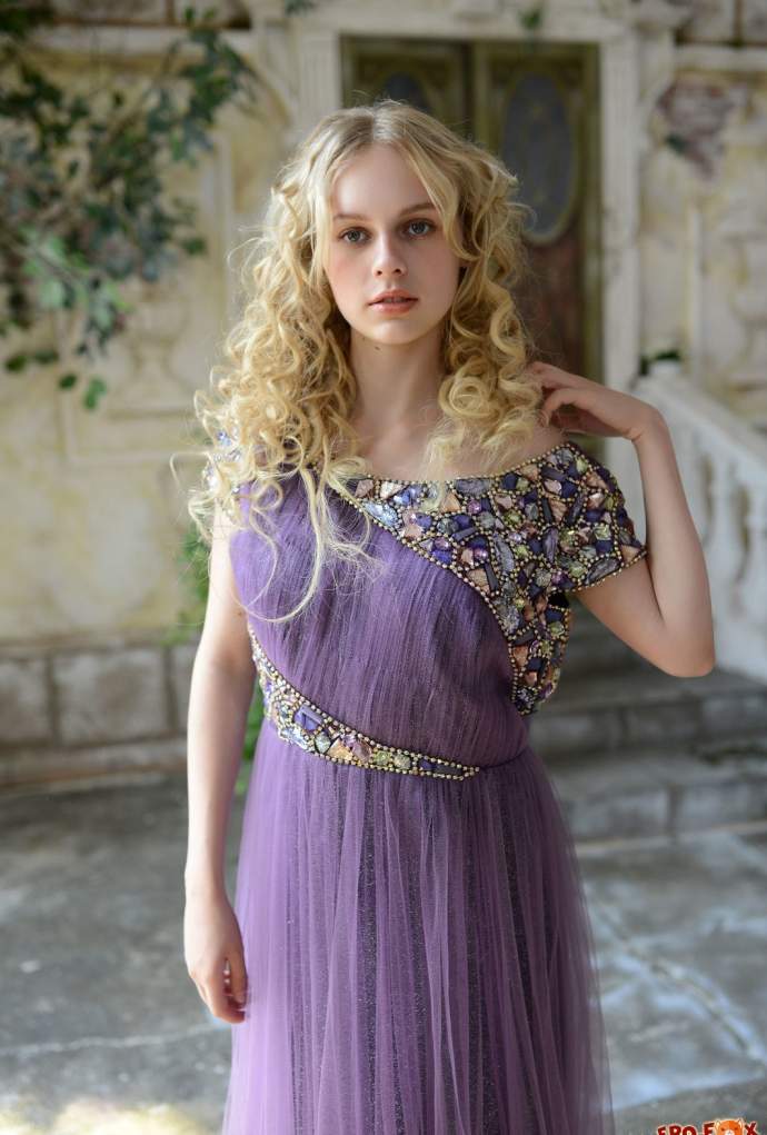 Красива молода дівчина знімає красиву сукню