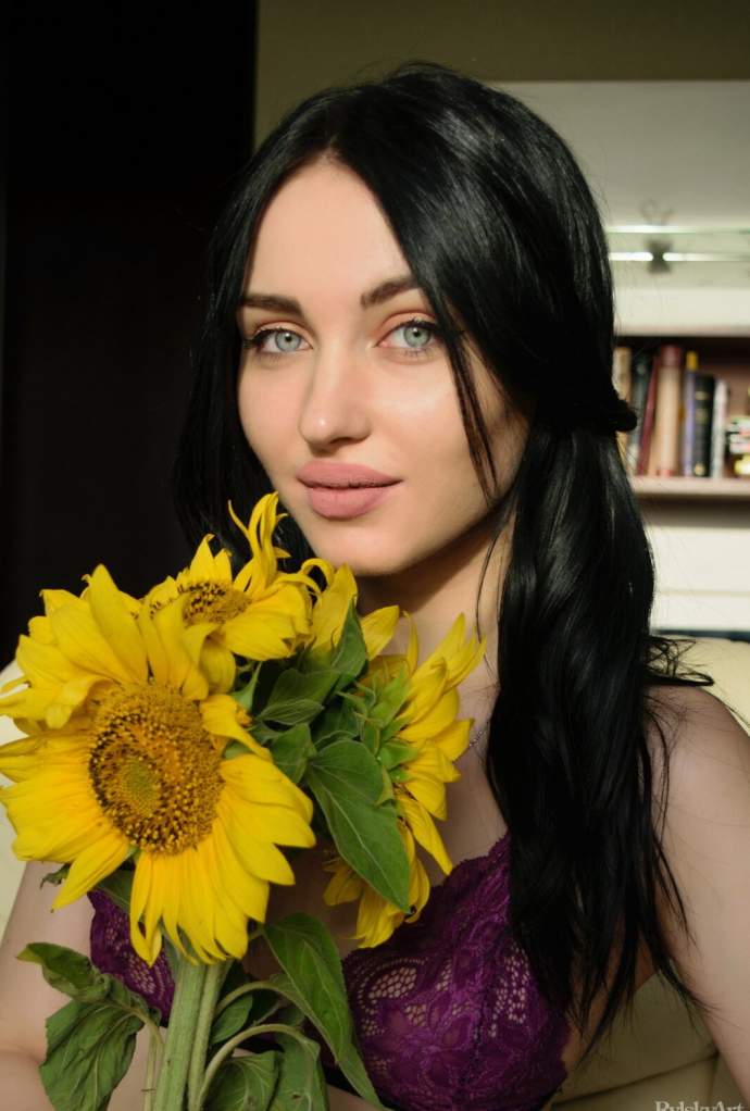 Пекуча брюнетка зняла мереживною ліфчик і труси