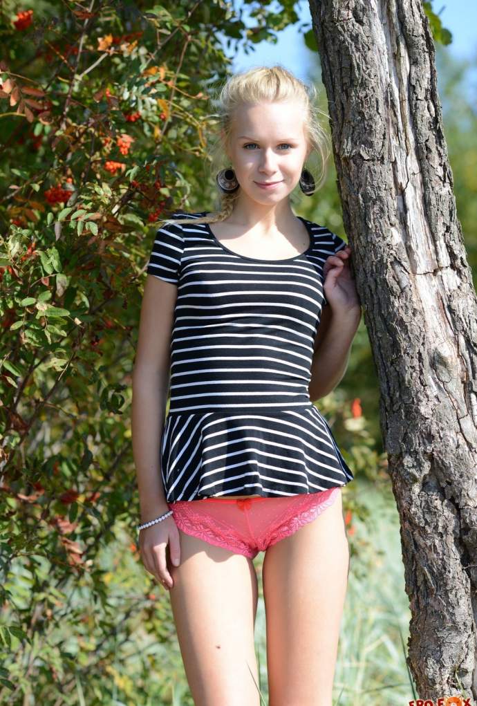 Російська дівчина роздяглася на природі