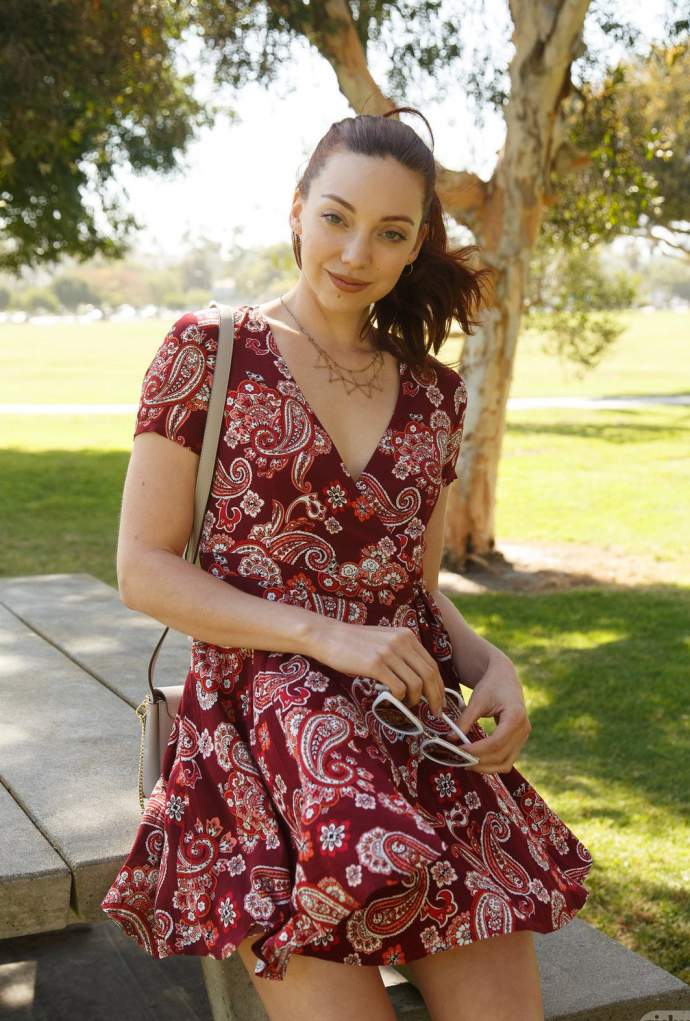 Руда баба роздяглася на вулиці