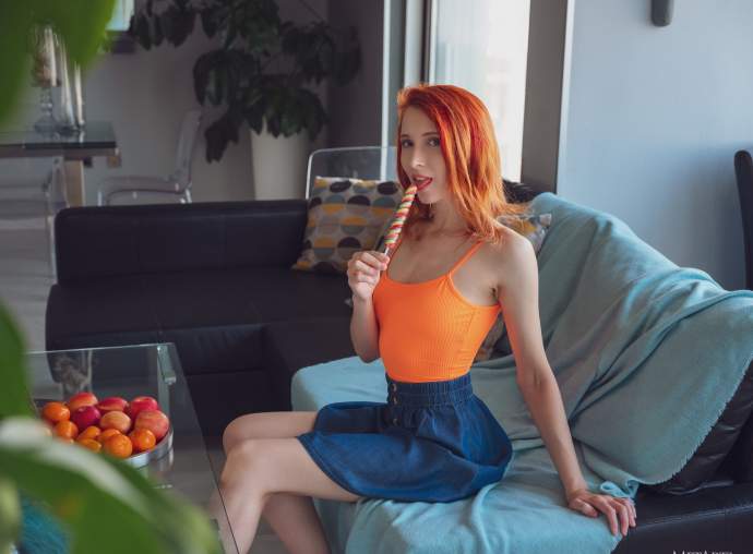 Солодка дитинко смокче великий льодяник