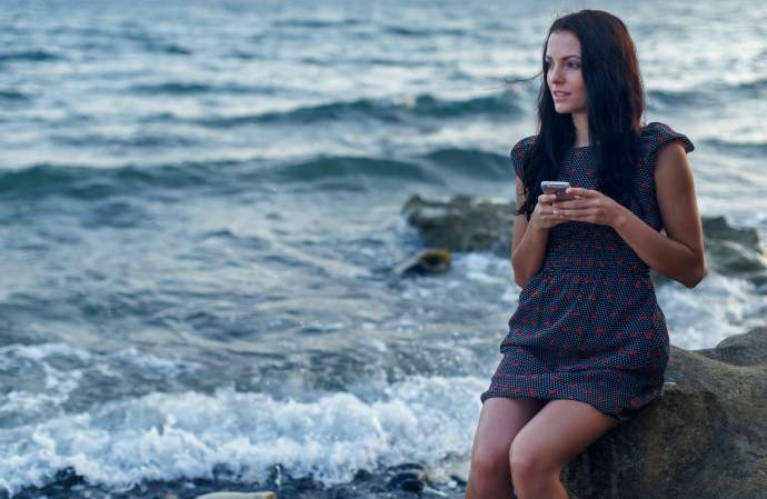 Страсна брюнетка роздяглася і встала раком