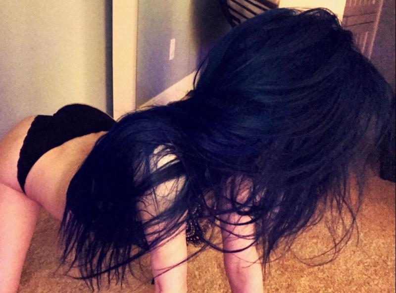 Брюнетки с длинноватыми волосами боком