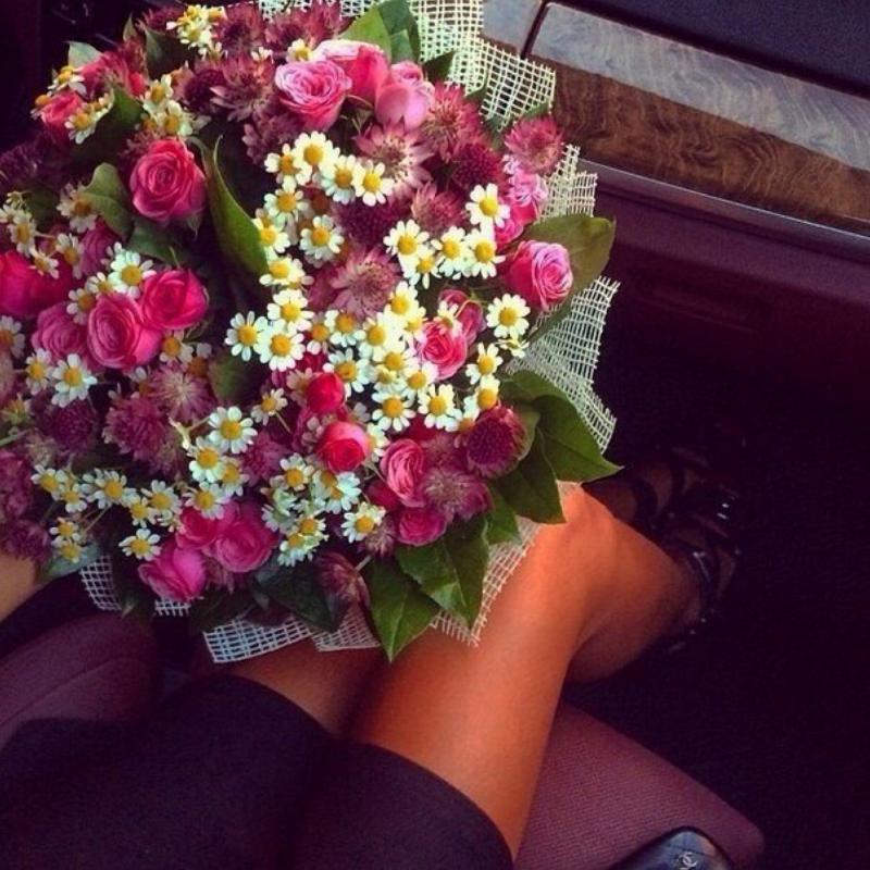 Букет на коленях у девушки