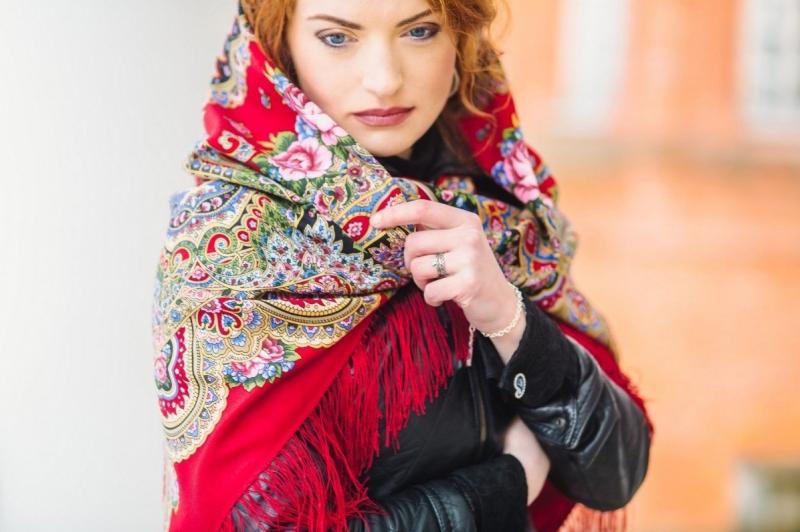 Девушки в павлопосадских платках