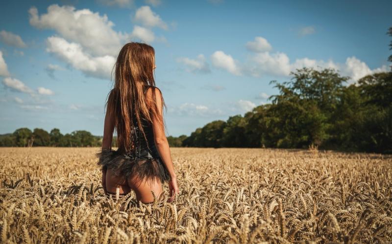 Две девушки в поле