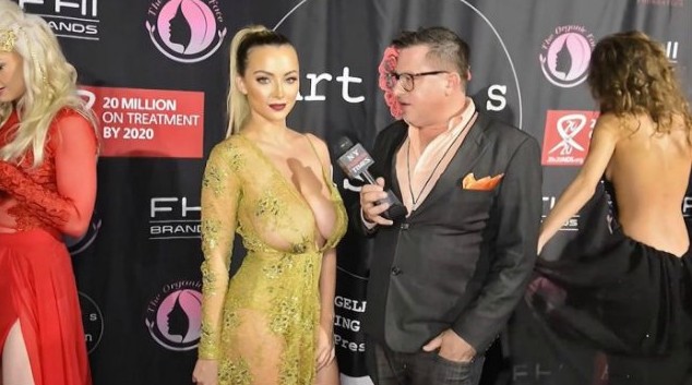Фото: Модель Playboy Линдси Пелас в откровенном платье на модном показе Art Hearts FW Red Carpet