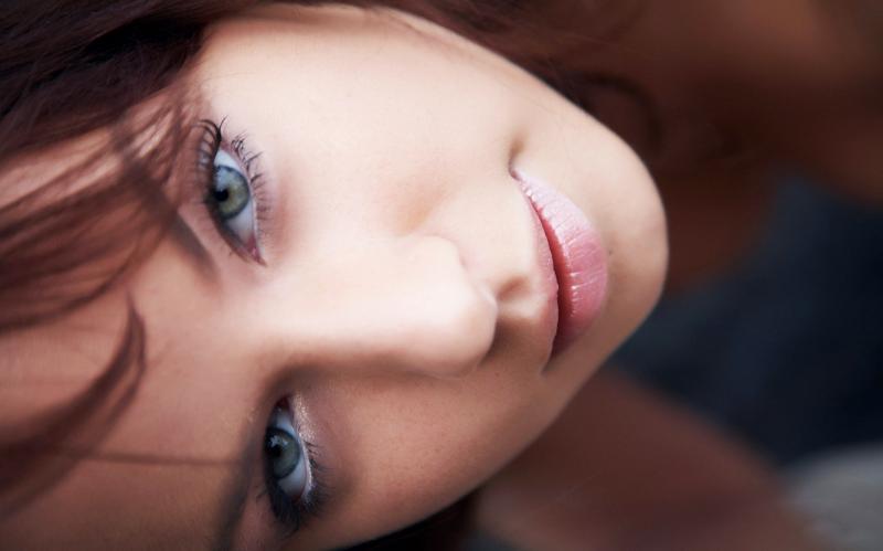 Испуганный взор девушки