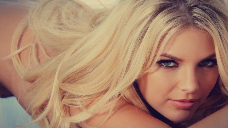 Очаровательные лица женщин блондинок