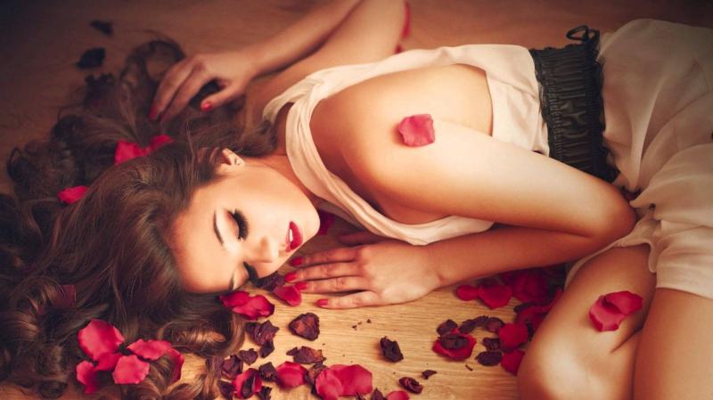 Лицо девушки в цветах