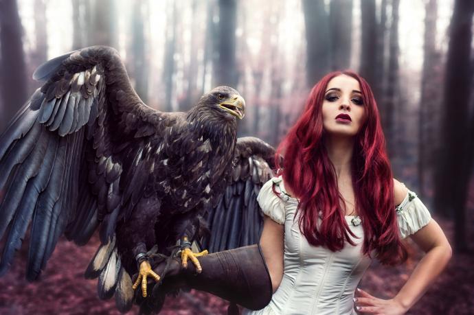 Девушки с птицами
