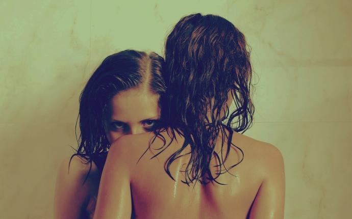 Две подруги со спины