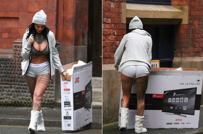 Фото: Джемма Люси в коротеньких шортах морозным утром