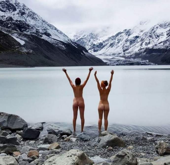 Фото: Голые нимфы на лоне природы