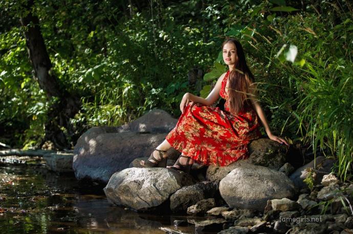 Фото: Катя разделась на прибрежных камнях